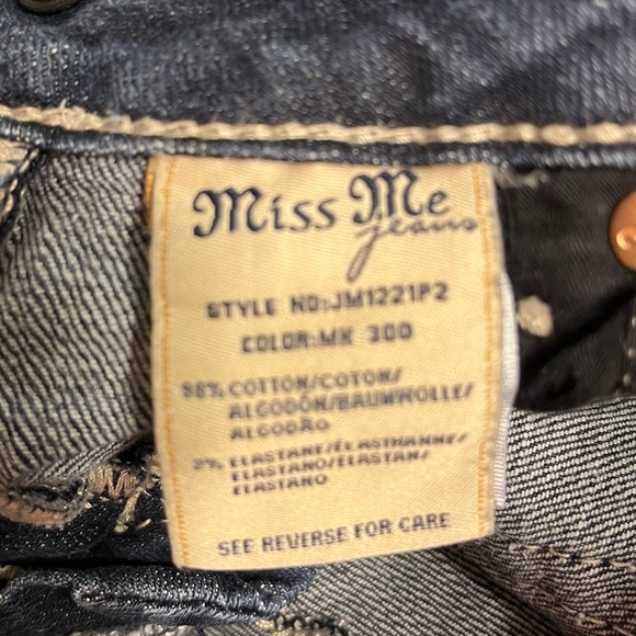 Miss Me Signature Cuffed Capri - Picture 12 of 14